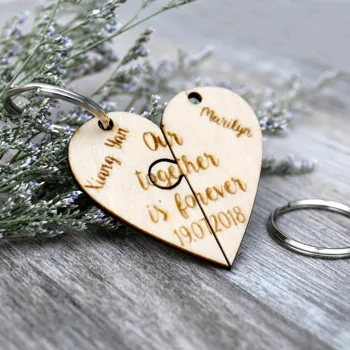 Asmeninį Kaimiškas medienos širdies dėlionės KeyChain vardas išgraviruotas medinės apdailos paketų prižiūrėtojų raktinę Jubiliejų dovana vestuves